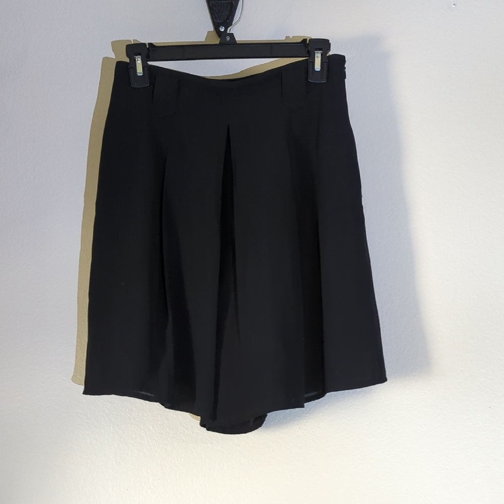 Black Knee-Length Pleated A-Line Shorts